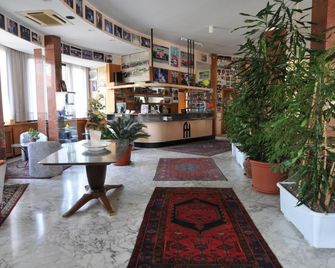 호텔 포사티 - 트리우지오 - 로비