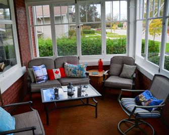 Century old 4 bedroom red brick home located in the Prettiest Town in Canada - Goderich - Sala de estar