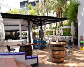 Beautiful family villa with pool next to the sea, Opposite Nikki Beach near Don Carlos Hotel - Elviria - Patio