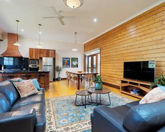 Spacious Goldfields Retreat - Castlemaine - Living room