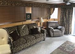 Luxury 75ft Houseboat w/ Hot Tub, 30 min from Hot Springs, AR - Arkadelphia - Living room