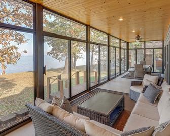 Great Swimming Beach, Amazing 3 Season Porch, Water Toys, Very Nice Home - Onamia