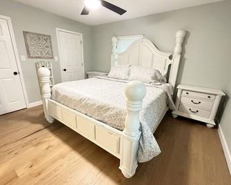 Milton's Remodeled Cozy Retreat- 30min to Beaches and 4 min to Blackwater River - Milton - Habitación