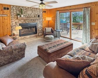 White Pines Cabin: Ideal Location for Fall Colors & Fishing~Inc. 12 boats+motor! - Three Lakes - Living room