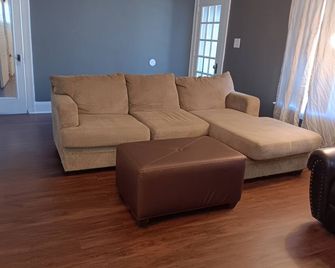 Experience a home near Cleveland Clinic & parks - Cleveland - Living room