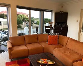 Modern Beach Apartment - Port Elizabeth - Stue