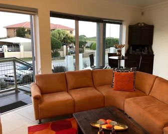 Modern Beach Apartment - Port Elizabeth - Living room