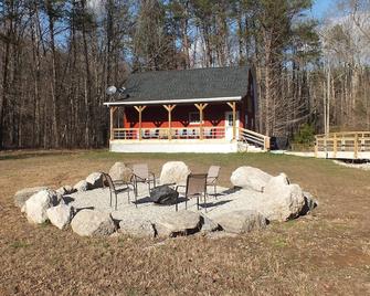 Amish-Built, 6 Private Acres\/Stocked Pond\/Peaceful Getaway--All Amenities!! - Peebles