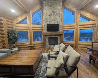 Remote Cabin near Warm River - Ashton - Living room