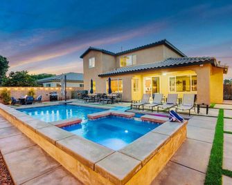 Flirty Flamingo - Coachella - Pool