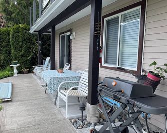 Private Studio on Sechelt Inlet, BC with kitchenette, good for solo / couples. - Sechelt - Patio