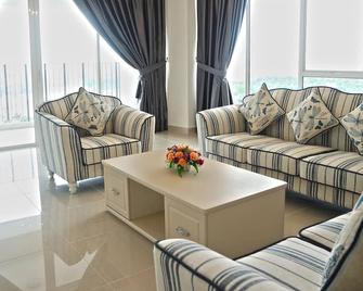 Sri Beverly Hills Near Klia & Klia2 & F1 - Kampung Baharu Nilai - Living room