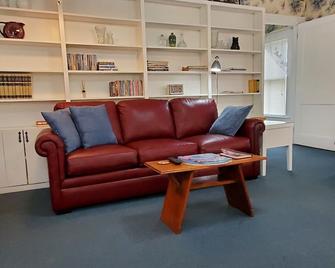 Apple Tree Apt 2, Charming 2nd fl apt, under 5 minutes to Dreams Park - Milford - Sala de estar