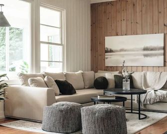 Luxury Lakefront Retreat Spa Beach Ski - Sainte-Agathe-des-Monts - Living room