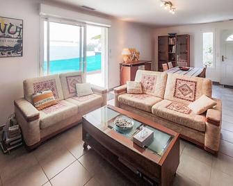 2 Bedroom Nice Home In Cessenon-Sur-Orb - Cessenon-sur-Orb - Sala de estar