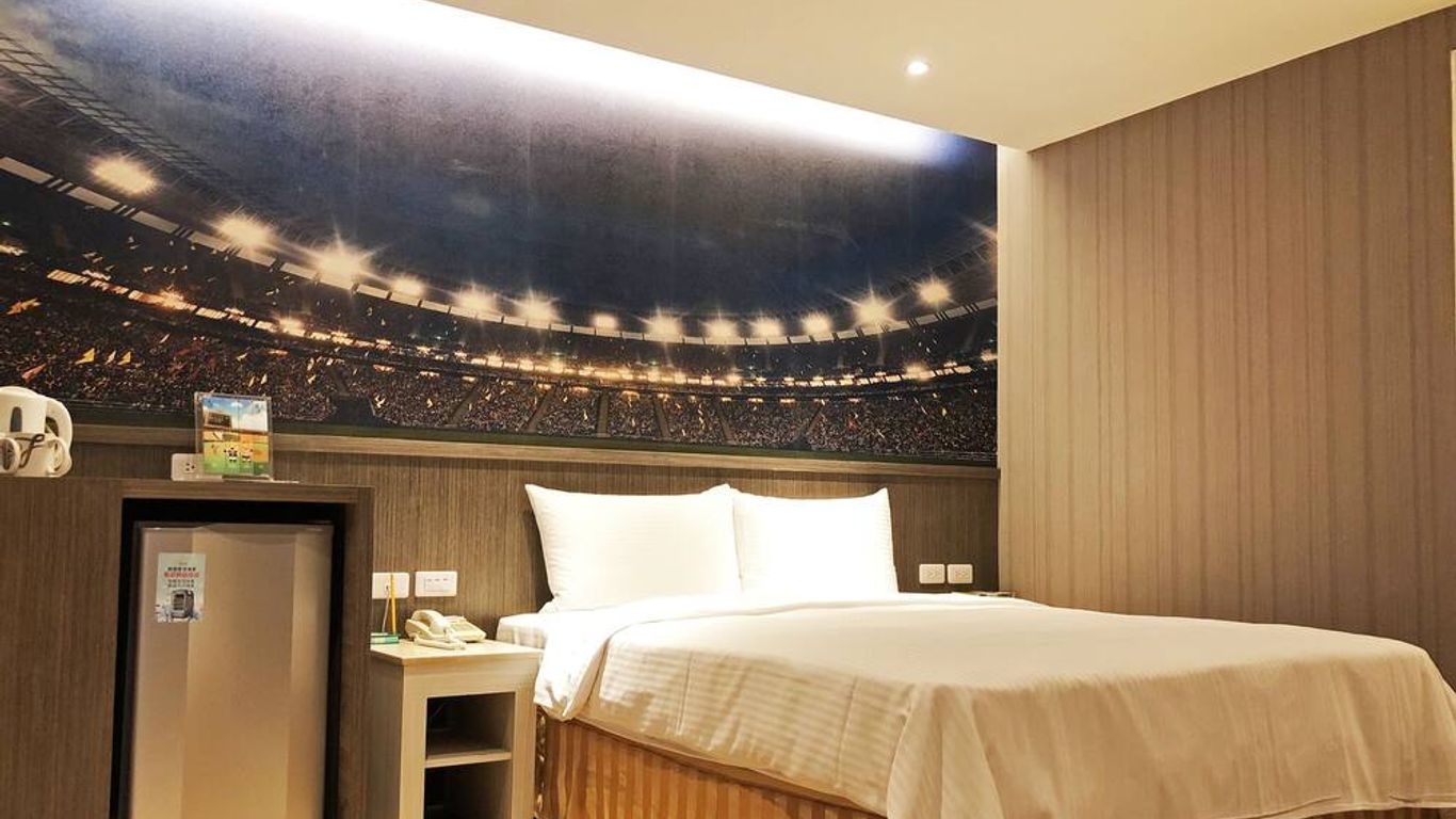 La Hotel-Baseball Theme Hall