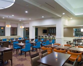 Enjoy Hartford: Refreshing Stay with Free Parking, Near Attractions! Indoor Pool - Glastonbury - Restaurant