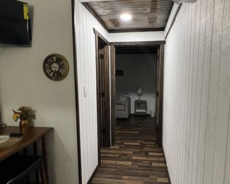 Tiny Home 1 bedroom/1 bath - Wichita Falls - Hallway