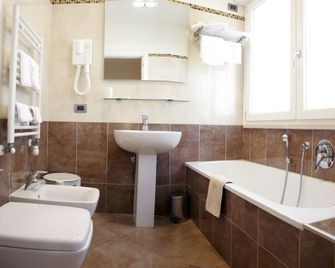 Hotel Sorriso - Veneza - Banheiro