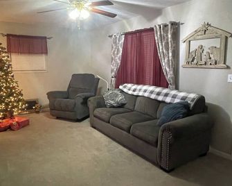 Charming 2-bedroom house in delightful Jackson with AC, WiFi - Jackson - Sala de estar