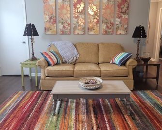 Polly's Paradise... close to Caves And Lakes. luxurious, Clean, Beautiful! - Glasgow - Living room