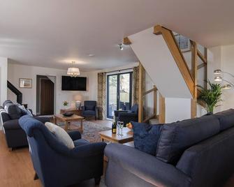 The Coach House - Ukc2772 - Sandwich - Living room