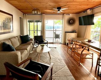3 BR Lakefront Beach Retreat; Hot Tub, Fire Pits! Pet-friendly! - Sharbot Lake - Living room