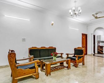 Townhouse Metro Inn Residency Near Iskcon Temple Noida - Noida - Salónek