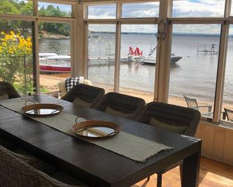 Log Cottage + 2 Log Cabins at Round Lake (6 bdrms; 3 baths, sleeps15) - Killaloe - Comedor