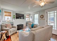 Cozy Coastal Cottage about 5 Mi to Narragansett Beach! - Narragansett - Living room