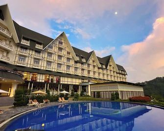 سويس- بيلريزورت توين لام - دا لات - حوض السباحة