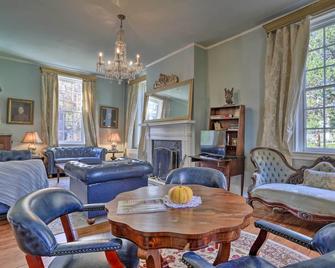 Historic Warrenton Home w/ Patio & Hot Tub! - Warrenton - Sala de estar