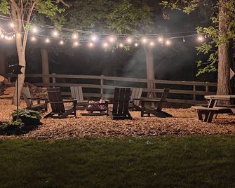 Solid Rock Homestead Guest House. On the Farm. Enjoy the Animals! - Honey Brook - Patio