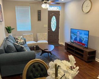 Home for professionals - Baltimore - Living room
