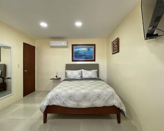 Monty's Riverside View Resort - San Antonio - Habitación