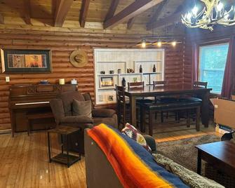 Log Cabin Wrightwood/W Hot Tub\n\n - Wrightwood - Sala de estar