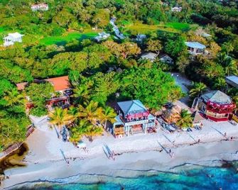 Fosters West Bay Resort - Coxen Hole