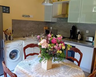 Honfleur, Cote de Grace, family self-catering 2 bed Gite fenced private garden - Équemauville - Cuisine
