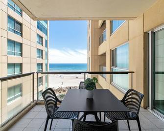 Ultima Escapes - Glenelg Beachfront Bliss - Direct Beach Access, Pool, Gym, Free Parking, Wi-Fi - Glenelg - Balcony