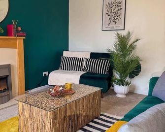 The Drumund - In-Between Bath & Bristol - Sleeps 9 - Emersons Green - Sala de estar