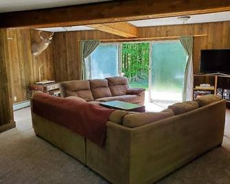 Classic Vermont Farmhouse near Sugarbush Resort - Warren - Living room