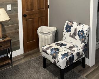 Cozy one room suite on two acres. - Wilsonville - Bedroom