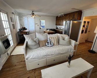 Private Beach Front Getaway at The Sunshine Beach Cottage. - Scotland - Living room