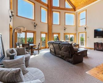 Serene escape with private lake - Ellenville - Sala de estar