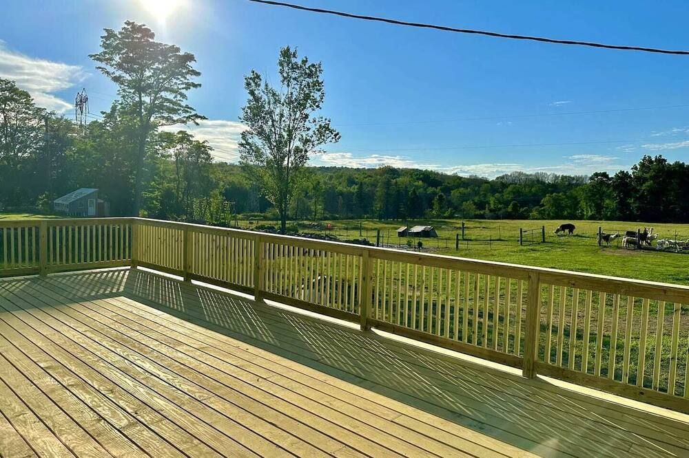 Hudson Valley Farm Getaway- West/Llama Lover Lane - هايد بارك - شرفة