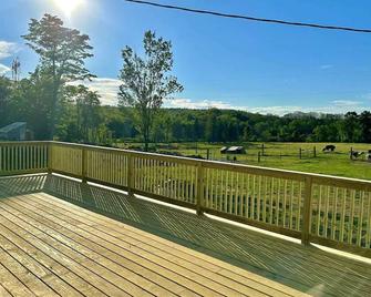 Hudson Valley Farm Getaway- West/Llama Lover Lane - هايد بارك - شرفة