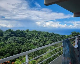 grand studio en bas de villa avec vue sur mer au Carbet - Le Carbet - Balcon