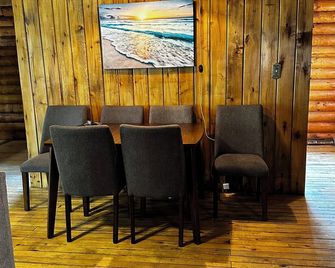 Cozy rustic cabin in the beautiful moose mountains. At Kenosee Lake Saskatchewan - Kenosee Lake - Dining room