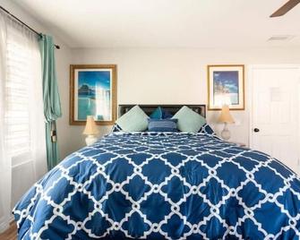 Romantic Coastal Private Room - Oxnard - Bedroom