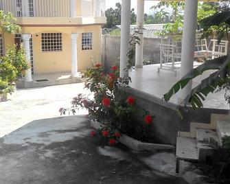 Souvenir House: 24h elect, AC, Wifi, Tv cable, Security agents - Port-au-Prince - Extérieur